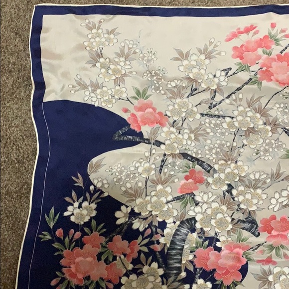 Beautiful hand rolled silk scarf - Picture 2 of 6